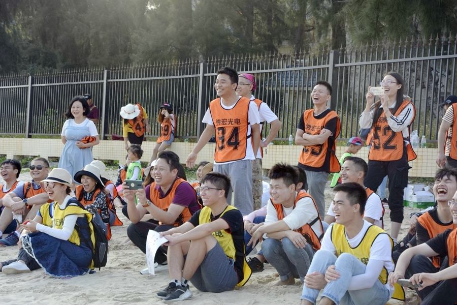 同事們?cè)谥苣陸c中